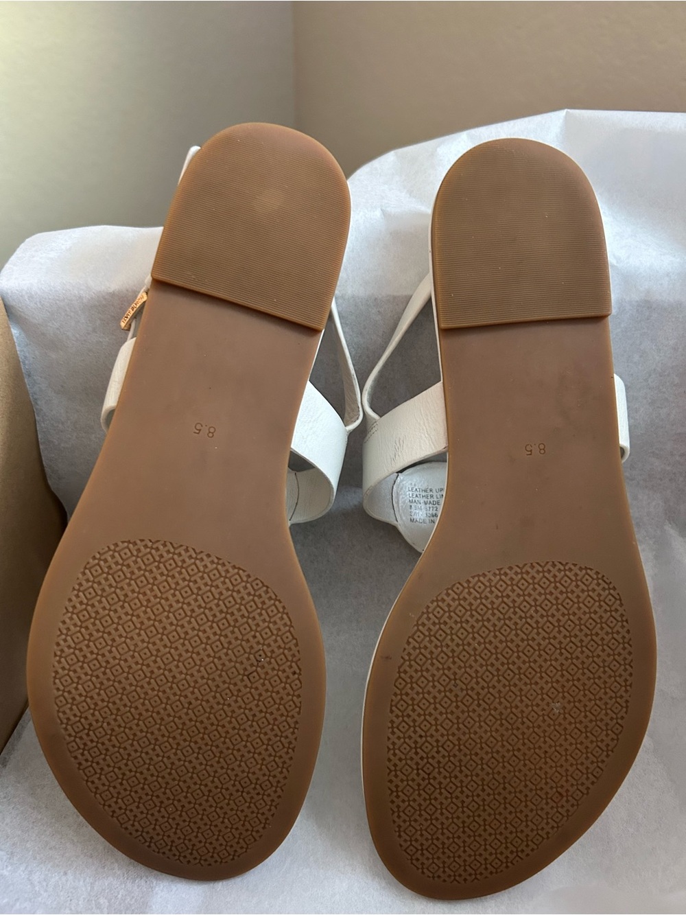 Tory Burch White Thong Sandals with Gold Logo - Picture 5 of 5